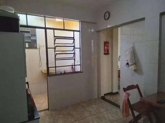 Imagem Prédio com dois apartamentos, ponto comercial e terraço com capacidade para expansão de mais dois andares.