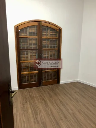 Imagem Aluno casa COMERCIAL no metrô Jabaquara. São 6 salas, Varanda, Copa, Lavandaria e 2 Banheiros, imóvel totalmente reformado com telhado novo, instalação elétrica nova, está impecável. Sua locação é ideal para clínicas médicas, escritórios de advocacia, cor