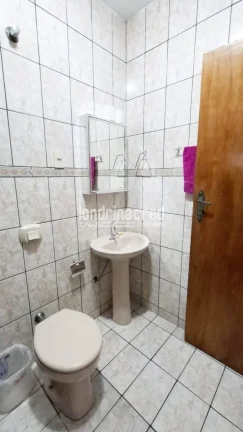 Imagem Excelente casa na Zona Norte de Londrina com 2 dormitórios, sala, cozinha, banheiro social, duas vagas de garagem e localização privilegiada