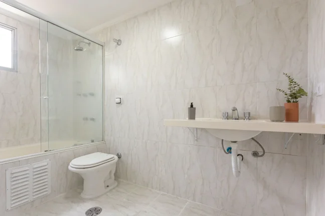 Imagem Apartamento 118M² Reformado, 2Q, 1 Suíte, 2 Banheiros, 2 Vagas, Lavabo, Piscina, Salão de Festas e Jogos, Quadra, Brinquedoteca, Playground, Banheira.