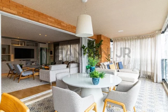 Imagem Com 273 m² de pura sofisticação, este imóvel conta com 4 quartos e 5 banheiros, sendo 4 suítes, incluindo uma suíte master com banheira e closet. Loc
