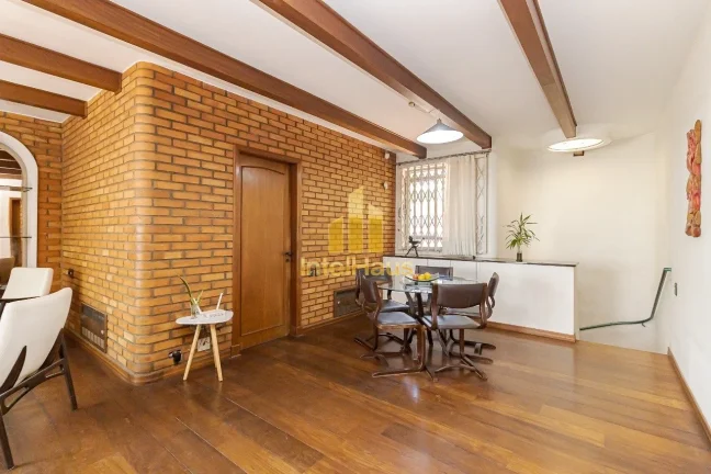 Imagem Esta residência se destaca pela planta generosa e ambientes amplos, oferecendo conforto, funcionali...