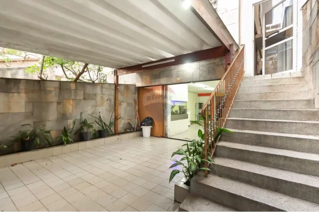 Imagem Casa com 4 dormitórios, 2 suítes, 5 banheiros, 3 vagas de garagem.