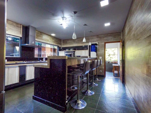 Imagem Permuta por Casa em Avaré/SP, Botucatu/SP ou Litoral/SP - Chacará em Terreno de 1.090 m² com 400 m² Construídos, Lazer Completo e Estrutura Impecável