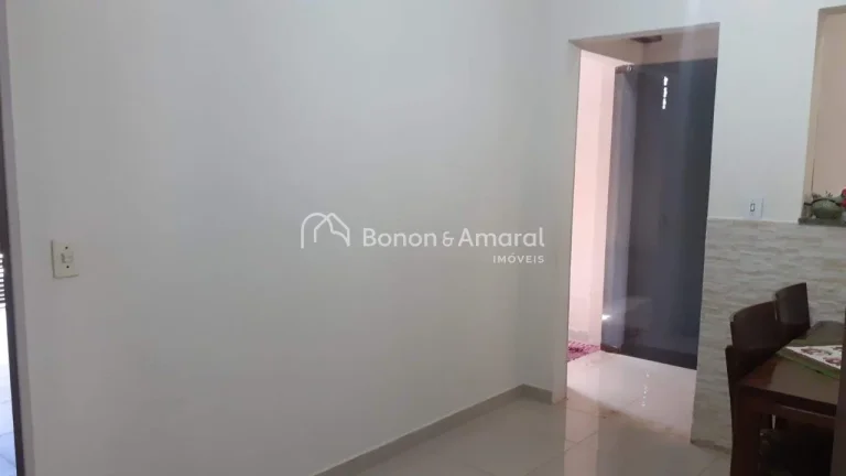 Imagem Linda casa térrea, de 2 quartos e 3 vagas cobertas.

Sala ampla de estar/TV
Sala de jantar, cozinha...