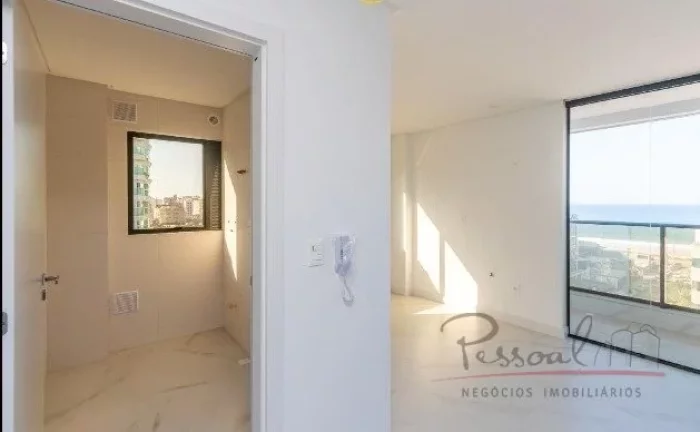 Imagem Sua espaçosa planta, três suítes, quatro banheiros, sacada ampla com churrasqueira e a vista magn...