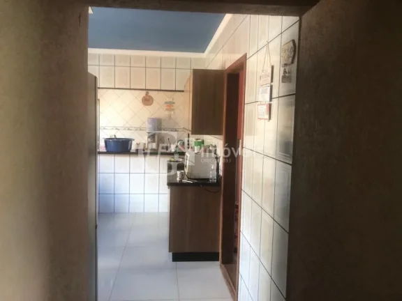 Imagem Imperdível! Casa à venda em Campo Grande-MS, Jardim Vida Nova, 3 quartos, 3 salas, 2 banheiros, 3 vagas, 161m². Venha conferir!