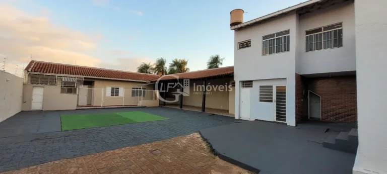 Imagem Casa Comercial para Locação no Bairro Amambaí em Campo Grande-MS: 6 Salas, 7 Banheiros, 20 Vagas de Garagem e 250m² de Área.