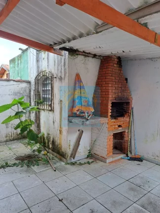 Imagem Casa à 200 metros da Praia de Mongaguá, com churrasqueira e garagem para dois veiculos 250mil