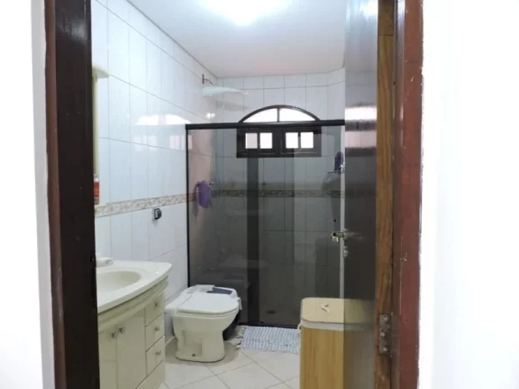 Imagem CASA RECEM REFORMADA EM FRENTE DE UM LAGO