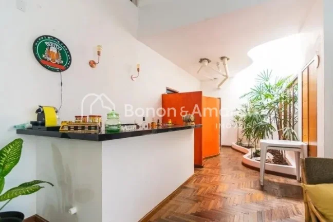 Imagem Linda e espaçosa casa com área construída de 600 m² em um terreno de 1.056 m². A residência, m...