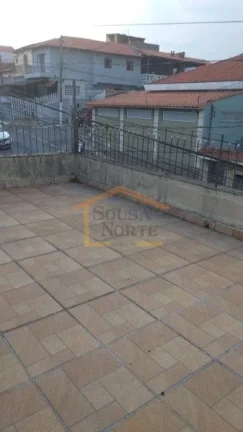 Imagem Sobrado precisando de reforma, com 2 dormitórios, sala, cozinha com armários e 1 banheiro. Possui ...