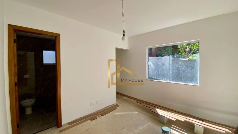 Imagem Casa Linear Com 3 Quartos, Suíte e Quintal a Venda em Albuquerque - Teresópolis-RJ.