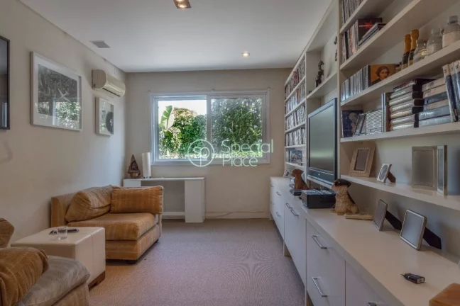 Imagem Essa casa possui cinco dormitórios, sendo quatro suítes, hall, lavabo, sala de jantar, sala de TV ...