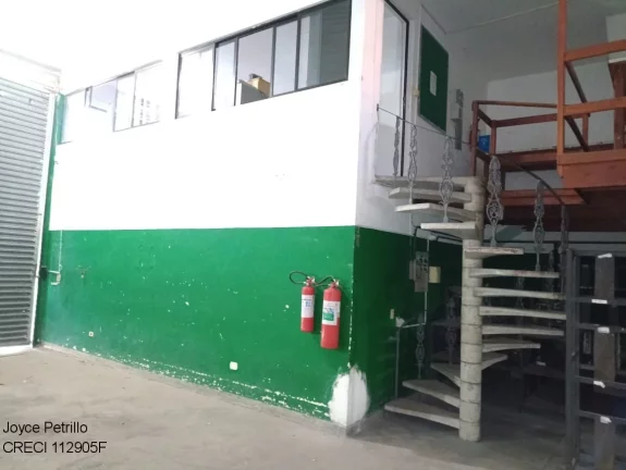 Imagem Galpão comercial com 2 mezaninos, cozinha e 3 banheiros. Localização estratégica em Peruíbe. Ideal para empresas. Agende sua visita!