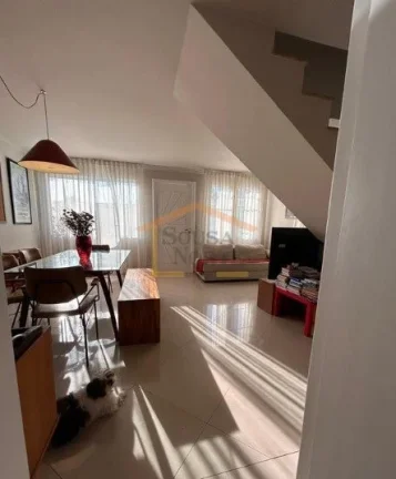 Imagem Casa em condomínio fechado, 3 dormitórios, sendo 1 suíte, 2 vagas de garagem e 85 m² de área ú...