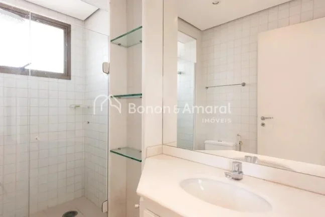 Imagem Com 81 m², o imóvel possui dois pavimentos: No pavimento inferior contém sala para dois ambientes...