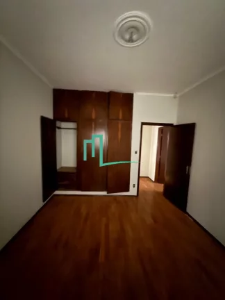 Imagem Imóvel à venda em Franca-SP: Casa na Vila França com 3 quartos, 1 suíte, 2 salas, 3 banheiros, 2 vagas de garagem e 200 m² de área.