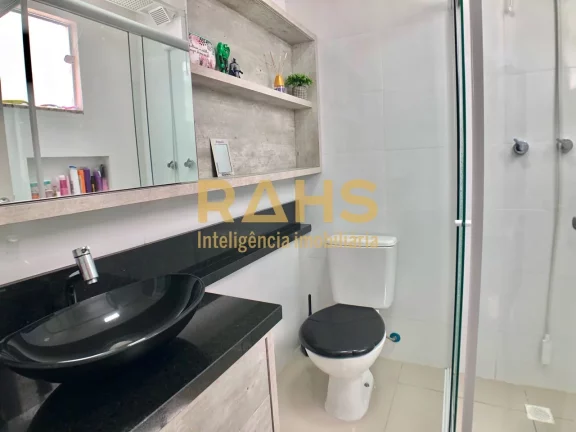 Imagem Sobrado Geminado com 115 m² de área construída com 1 suíte e 2 quartos, 2 vagas de garagem a ven...