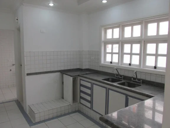 Imagem Casa no Res. Alpha 11 - 330m²