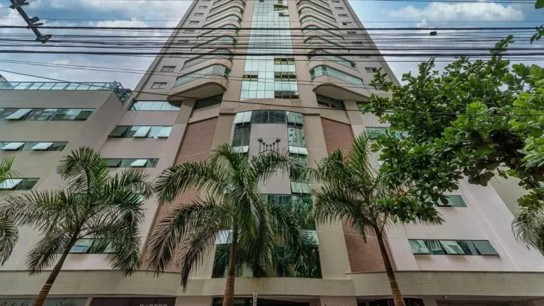 Imagem Apartamento com 4 dormitórios sendo 2 suítes e 2 vagas de garagem no centro de Balneário Camboriú