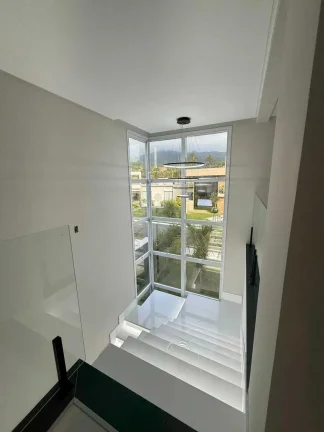 Imagem Casa em condomínio com 4 suítes e 2 vagas de garagem