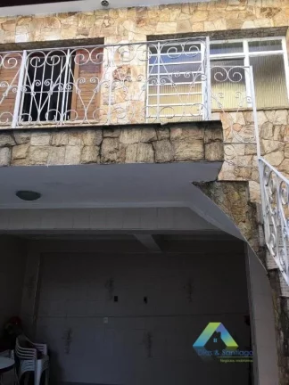 Imagem Lindo sobrado com acabamento moderno, 3 dormitórios, 2 vagas, edicula com localização privilegiada fácil acesso a comércios e principais avenidas.