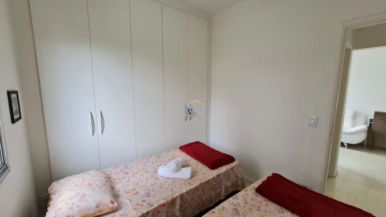 Imagem Vende um aconchegante apartamento de 51m², com dois dormitórios sendo uma suíte, uma vaga coberta