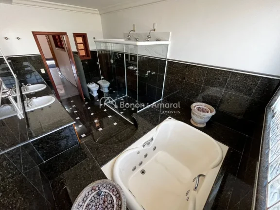Imagem Casa de 600 m², com 3 entradas separadas (principal, sala da lareira e serviço). Com 5 suítes, se...