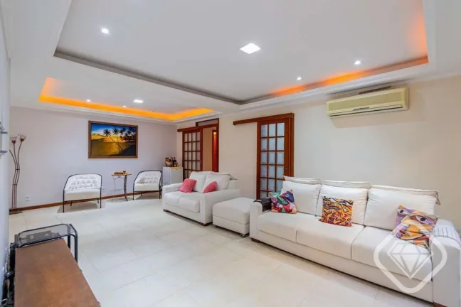 Imagem Casa ampla na Tristeza com terreno generoso e duas construções independentes.

Esta propriedade of...