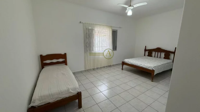 Imagem Casa térrea de esquina com a praia com terreno terreno e edícula já alugada