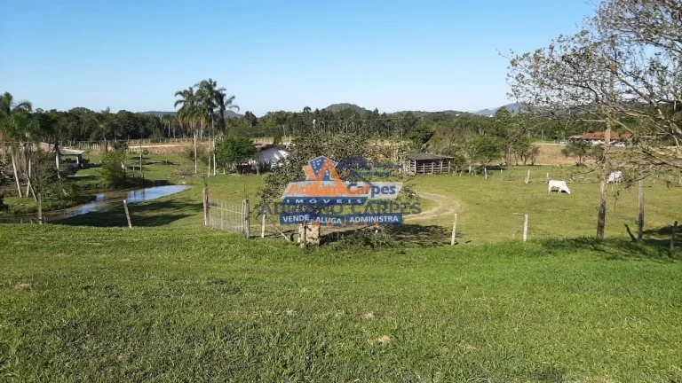 Adriano Carpes Imóveis vende terreno grande as margens da BR 101 em Balneário Piçarras.