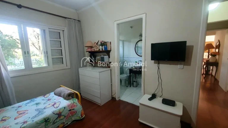 Imagem Casa térrea no San Conrado, em área de preservação ambiental, localizada em frente à praça e e...