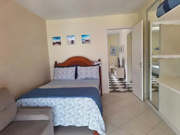 Imagem Casa mobiliada com 4 dormitórios sendo 2 suítes e 3 vagas de garagem em Florianópolis