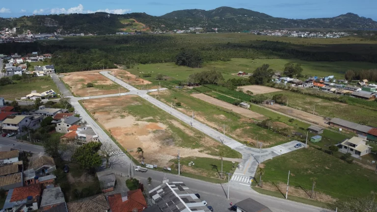 Imagem Terreno à venda em Garopaba-SC, bairro Ambrósio. Escriturado, 362m², com financiamento. Perto do centro e praias.