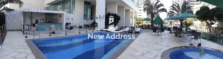 Imagem Apartamento Sol da Manhã reformado a poucos passos da praia de Itapoã, 96 m², 2 quartos com suíte, varanda gigante e 2 vagas em prédio de alto padrão.