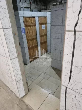 Imagem Aluga Galpão 500m², Azulejado todo, Monovia 2 toneladas, Doca, 5 banheiros , escritório por R$12.100,00/mês em Tanque Caio, Ribeirão Pires-SP