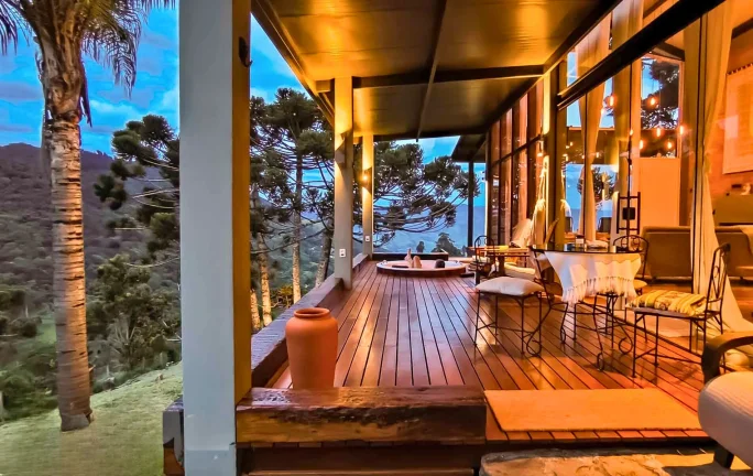 Imagem Arquitetura que se Mescla à Paisagem: Refúgio Autoral com Vista para a Pedra do Baú