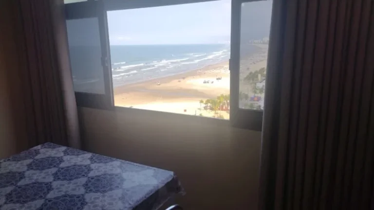 Imagem ???? "Você sabia que existe um condomínio PÉ NA AREIA com salão de festas e elevador em Praia Grande?"