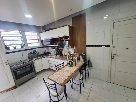 Imagem Apartamento na Segunda Quadra da Praia em Santos | 136m² | 3 Quartos | Elevador Privativo | Boqueirão