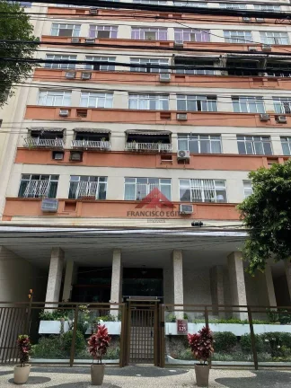 Imagem Apartamento em local previligiado no miolo de icarai,constituido por salão 03 quartos dependencias completa,vaga de garagem na escritura,andar alto so