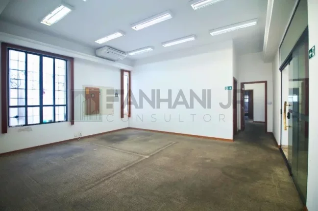 Imagem Casa Comercial de Alto Padrão para Locação no Jardim América, São Paulo-SP: 6 Salas, 6 Banheiros, 20 Vagas - 824m²!