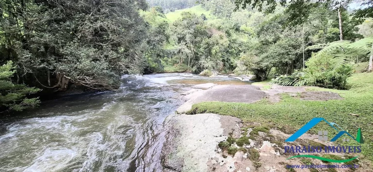 Imagem Mergulhe na Serenidade da Serra da Mantiqueira: Terreno com Cachoeira