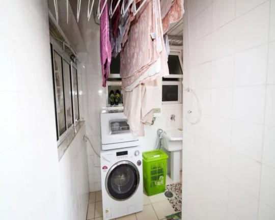 Imagem Amplo apartamento com piso de tacos, armários embutidos, living ampliado para 02 ambientes, 03 dorm...