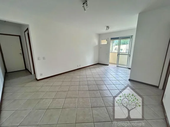 Apartamento com 3 dormitórios próximo à UFSC