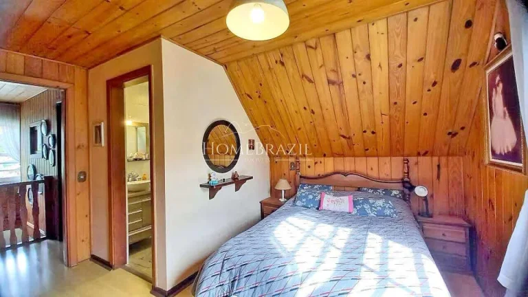 Imagem Sobrado à Venda na Vila Inglesa em Campos do Jordão | Amplo Jardim e Excelente Insolação
