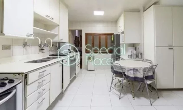 Imagem Oportunidade para reforma em Moema Pássaros Apartamento para reforma com ótima planta, sala bem am...
