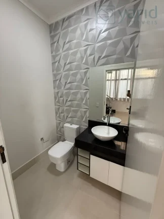 Imagem Casa em Condomínio à Venda em Localização Privilegiada: 3 Quartos, 1 Suíte, 3 Salas, 3 Banheiros, 4 Vagas de Garagem - 205,00 m².