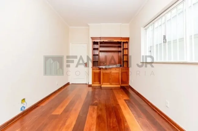 Imagem Casa de luxo no Jardim Paulista: 4 quartos, 3 suítes, 5 banheiros, 4 vagas. 400m² de área. Venda ou locação em SP.