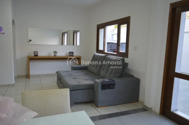 Imagem Linda casa com 3 quartos sendo 1 suíte com banheira de hidromassagem, armário embutido, sala de es...